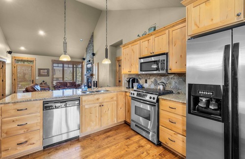 Powell Butte Cabina | Elegant Cabin Retreat at Brasada Ranch | Golf Views, Private Decks & Resort Perks
