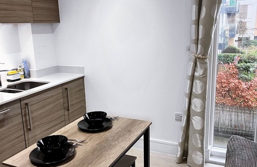 Highams Park Casa | Elegant Clean & Modern 2-Bed Flat with Balcony Views