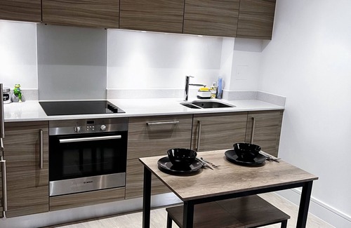 Highams Park Casa | Elegant Clean & Modern 2-Bed Flat with Balcony Views