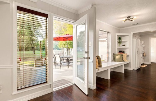 Conroe Casa | Elegant Colonial Retreat - The Woodlands & Conroe