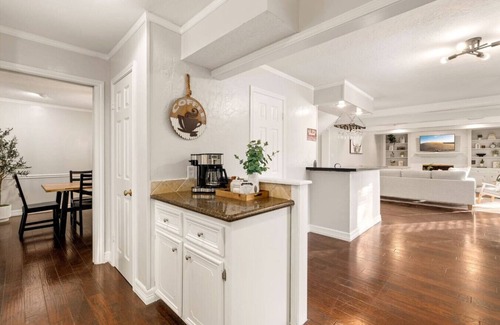 Conroe Casa | Elegant Colonial Retreat - The Woodlands & Conroe