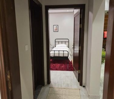 Al-Hamra'a Apartamento | Elegant & Comfortable Stay Near the Airport