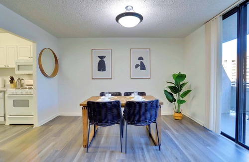 Crystal City Apartamento | Stay with Style in this Condo at Crystal City