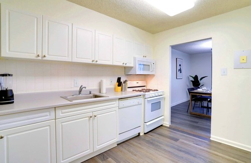 Crystal City Apartamento | Stay with Style in this Condo at Crystal City
