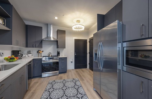 West End Condominio | Elegant Corner Penthouse with Private Balcony, Skyline Views, Pool, and Gym