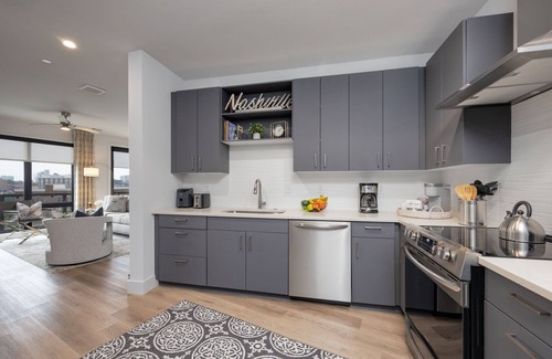 West End Condominio | Elegant Corner Penthouse with Private Balcony, Skyline Views, Pool, and Gym