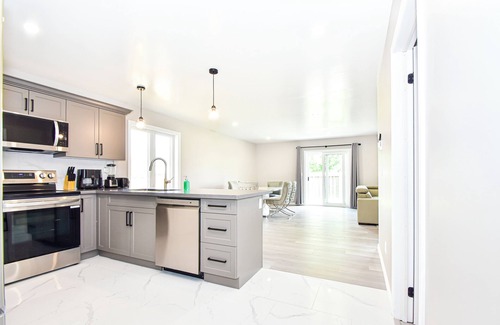 Woodstock Casa | Elegant cozy 3 bedrooms, 2 bathrooms home with 1 King bed, 2 Queen beds
