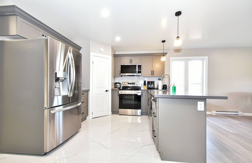 Woodstock Casa | Elegant cozy 3 bedrooms, 2 bathrooms home with 1 King bed, 2 Queen beds