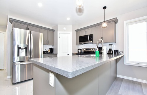 Woodstock Casa | Elegant cozy 3 bedrooms, 2 bathrooms home with 1 King bed, 2 Queen beds