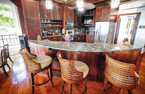 Palmetto Bay Villa | Elegante villa frente a la playa personalizada con paredes de vidrio de piso a techo, 180 vistas al mar
