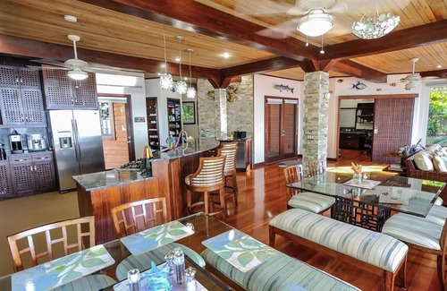 Palmetto Bay Villa | Elegante villa frente a la playa personalizada con paredes de vidrio de piso a techo, 180 vistas al mar