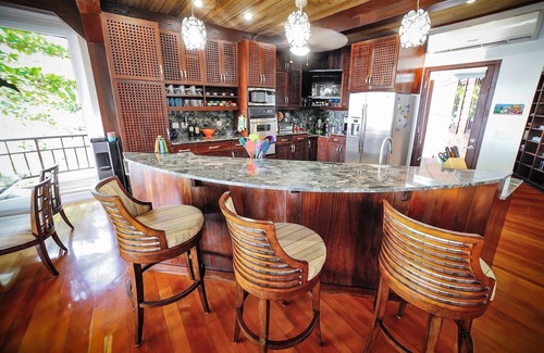 Palmetto Bay Villa | Elegante villa frente al mar personalizada con paredes de vidrio de piso a techo, 180 vistas al mar