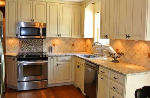 Akron Casa | Elegant Ellet Living