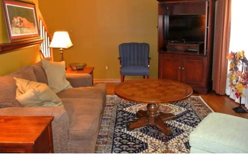 Akron Casa | Elegant Ellet Living