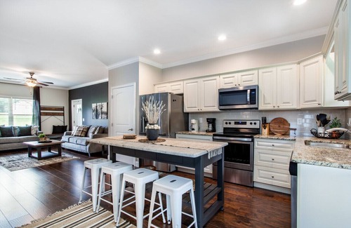 Townsend Apartamento | Elegant End Condo -Fireplace & Community Amenities