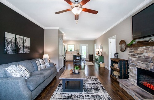 Townsend Apartamento | Elegant End Condo -Fireplace & Community Amenities