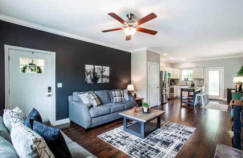 Townsend Apartamento | Elegant End Condo -Fireplace & Community Amenities