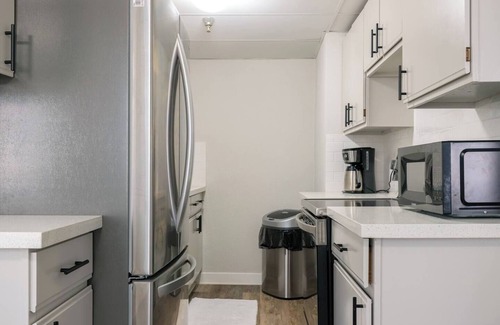 Central Hyde Park Apartamento | Elegant/Entire Unit/1 Bedroom
