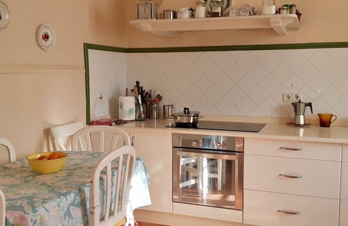 Lourenza Villa | Elegante villa con exuberante jardín privado cerrado, cerca de la cultura y las playas.