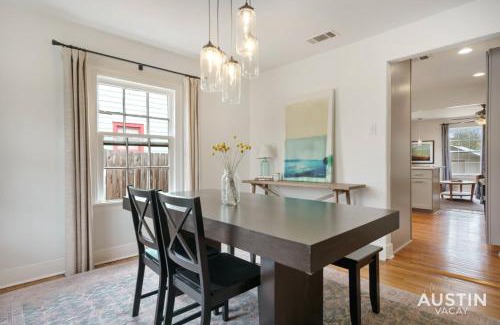 North Loop Casa | Elegant Escape Gourmet Kitchen and Outdoor Living