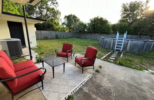 Jacksonville Casa | Elegant Escape Room with Shared Bathroom in 3 bedroom house.