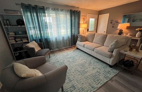 Jacksonville Casa | Elegant Escape Room with Shared Bathroom in 3 bedroom house.