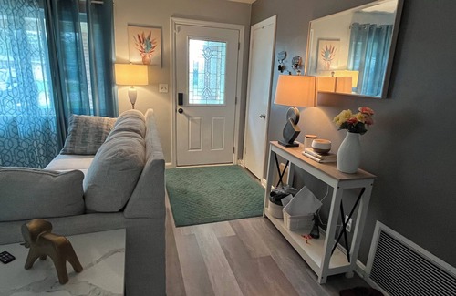 Jacksonville Casa | Elegant Escape Room with Shared Bathroom in 3 bedroom house.