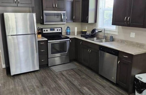 Regina Apartamento | Elegant Family Home by Stadium, Airport, Shopping