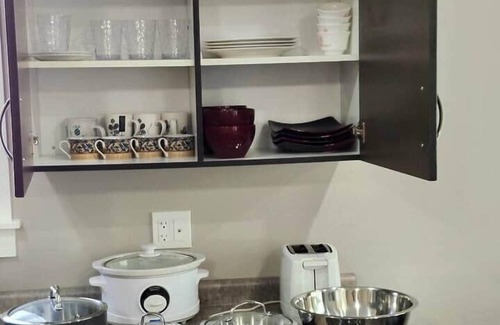 Regina Apartamento | Elegant Family Home by Stadium, Airport, Shopping