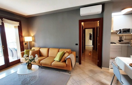 Desenzano del Garda Apartamento | Elegant flat with large terrace in residence with swimming pool