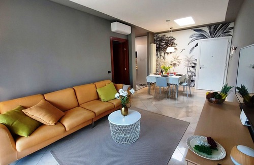 Desenzano del Garda Apartamento | Elegant flat with large terrace in residence with swimming pool