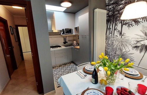 Desenzano del Garda Apartamento | Elegant flat with large terrace in residence with swimming pool