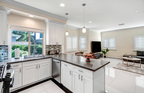 Arcadia Casa | Elegant Getaway in Arcadia with Balcony and Gazebo