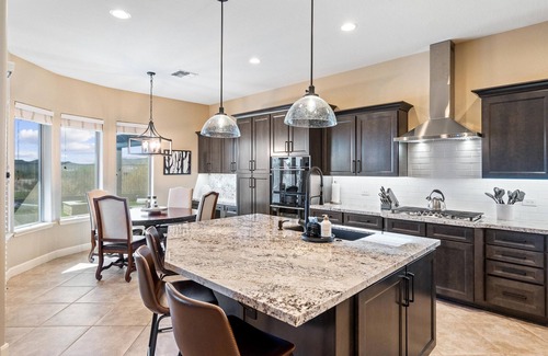 Estrella Mountain Ranch Casa | Elegant GOLF COURSE Retreat w/private CASITA! Pool/Hot Tub*WiFi*Putting Green