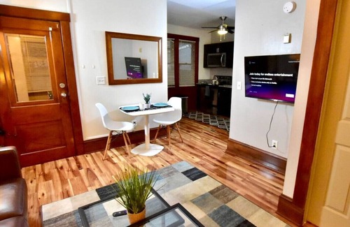Detroit - Shoreway Casa | Elegant Haven on W 47th