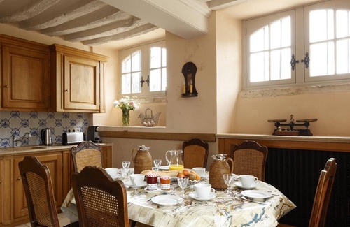 Yvetot-Bocage Cabaña | Elegante castillo histórico con piscina, tenis y Wi-Fi en Yvetot-Bocage