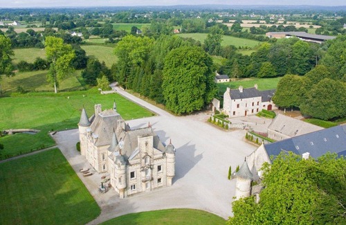 Yvetot-Bocage Cabaña | Elegante castillo histórico con piscina, tenis y Wi-Fi en Yvetot-Bocage