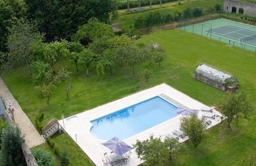 Yvetot-Bocage Cabaña | Elegante castillo histórico con piscina, tenis y Wi-Fi en Yvetot-Bocage