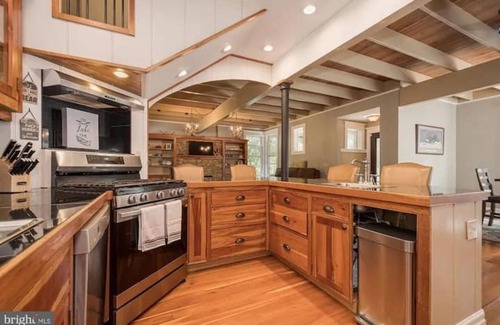 Oakland Casa | Elegant Home Away: Hot Tub, Game Room, Kid Friendly!