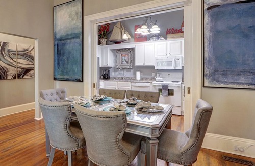 Historic Downtown Savannah Condominio | Elegant Home Near Forsyth | Heated Pool Access