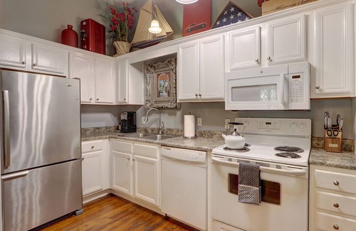 Historic Downtown Savannah Condominio | Elegant Home Near Forsyth | Heated Pool Access