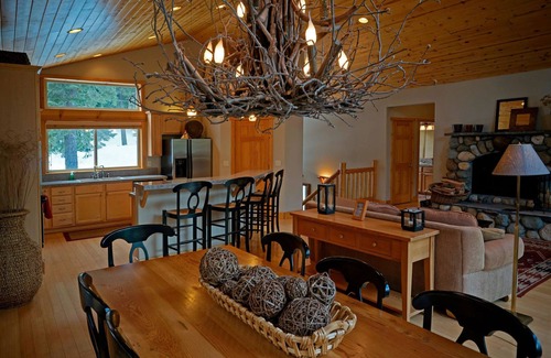 Tahoe City Casa | Elegante casa en la hermosa costa oeste de Tahoe; tranquilo y cerca de senderos y playa