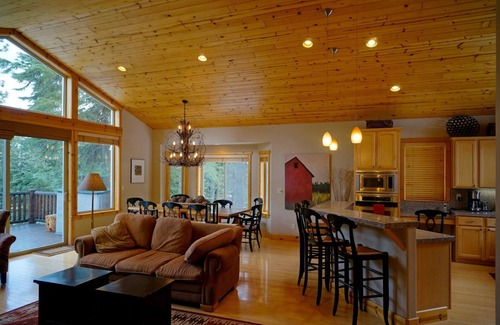 Tahoe City Casa | Elegante casa en la hermosa costa oeste de Tahoe; tranquilo y cerca de senderos y playa