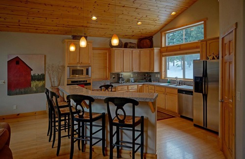 Tahoe City Casa | Elegante casa en la hermosa costa oeste de Tahoe; tranquilo y cerca de senderos y playa