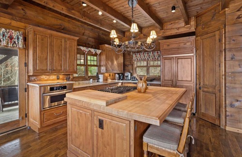 Boone Cabina | Elegant Home with Incredible Views