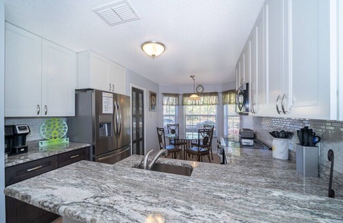 Bellavida Casa | Elegant Home with Pool, Spa & Lake View