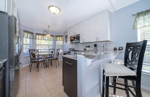 Bellavida Casa | Elegant Home with Pool, Spa & Lake View