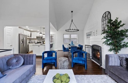 Blooming Grove Casa | Elegant House, Beautiful Nature 6.5 Acres of Woods