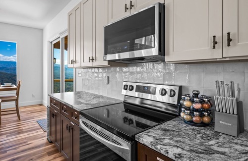 Sevierville Cabina | Elegant/Indoor Pool/Dog Friendly/Unbeatable View