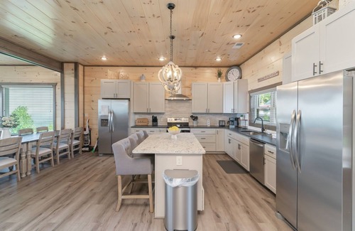 Sevierville Cabina | Elegant Indoor Pool/Theater/Game Room/Dog Friendly-Sleeps 20